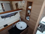Sealine F42- midship heads & shower